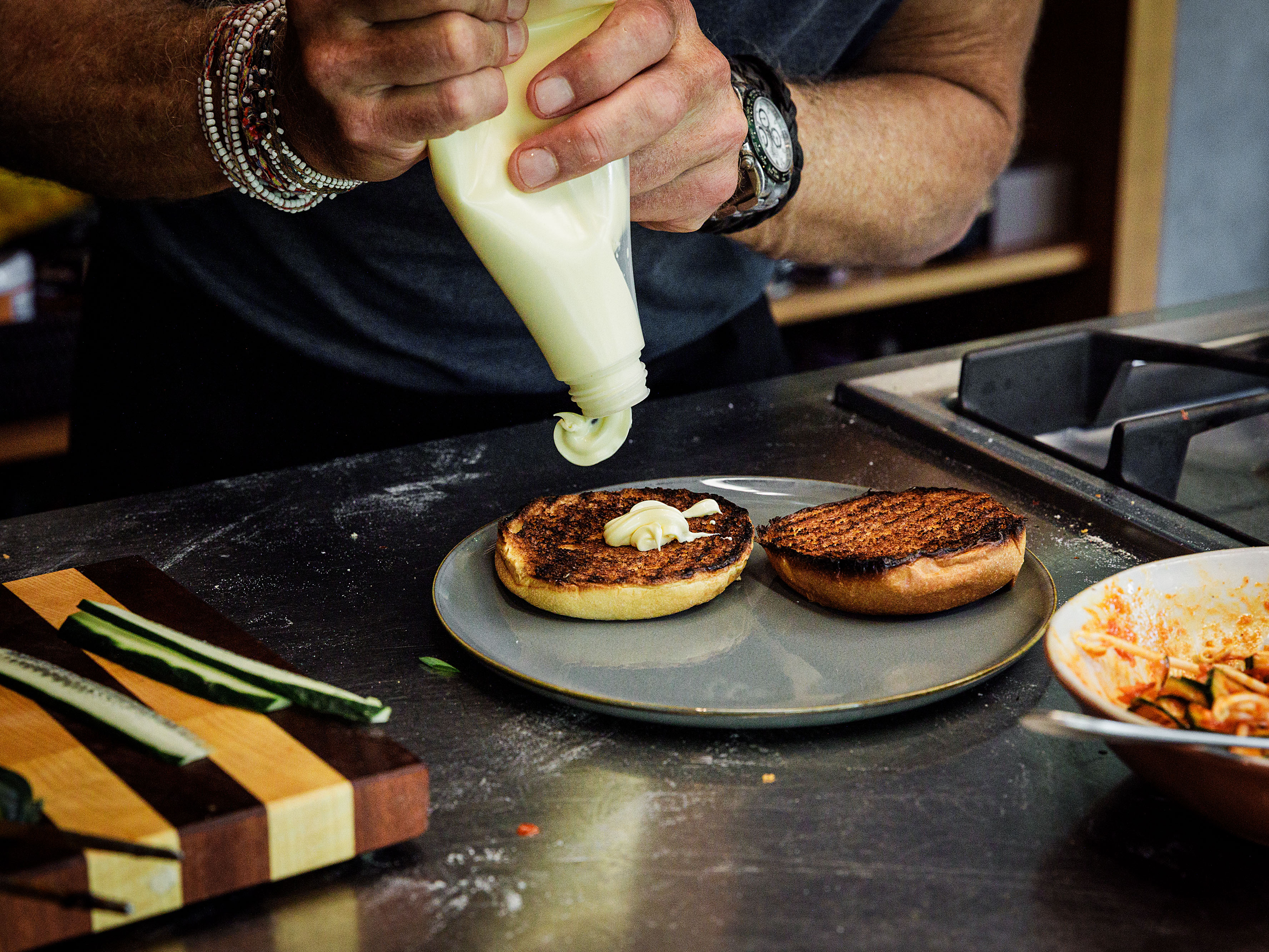 Schritt 3: Chicken und Brötchen für Gochujang Chicken-Burger mit spicy Slaw grillieren 