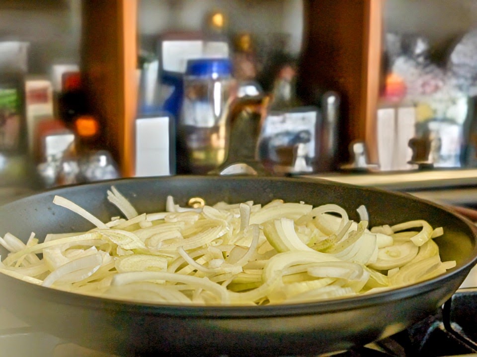 Schritt 1: Zwiebeln für Pissaladière vorbereiten und karamellisieren & Tomaten vorbereiten  