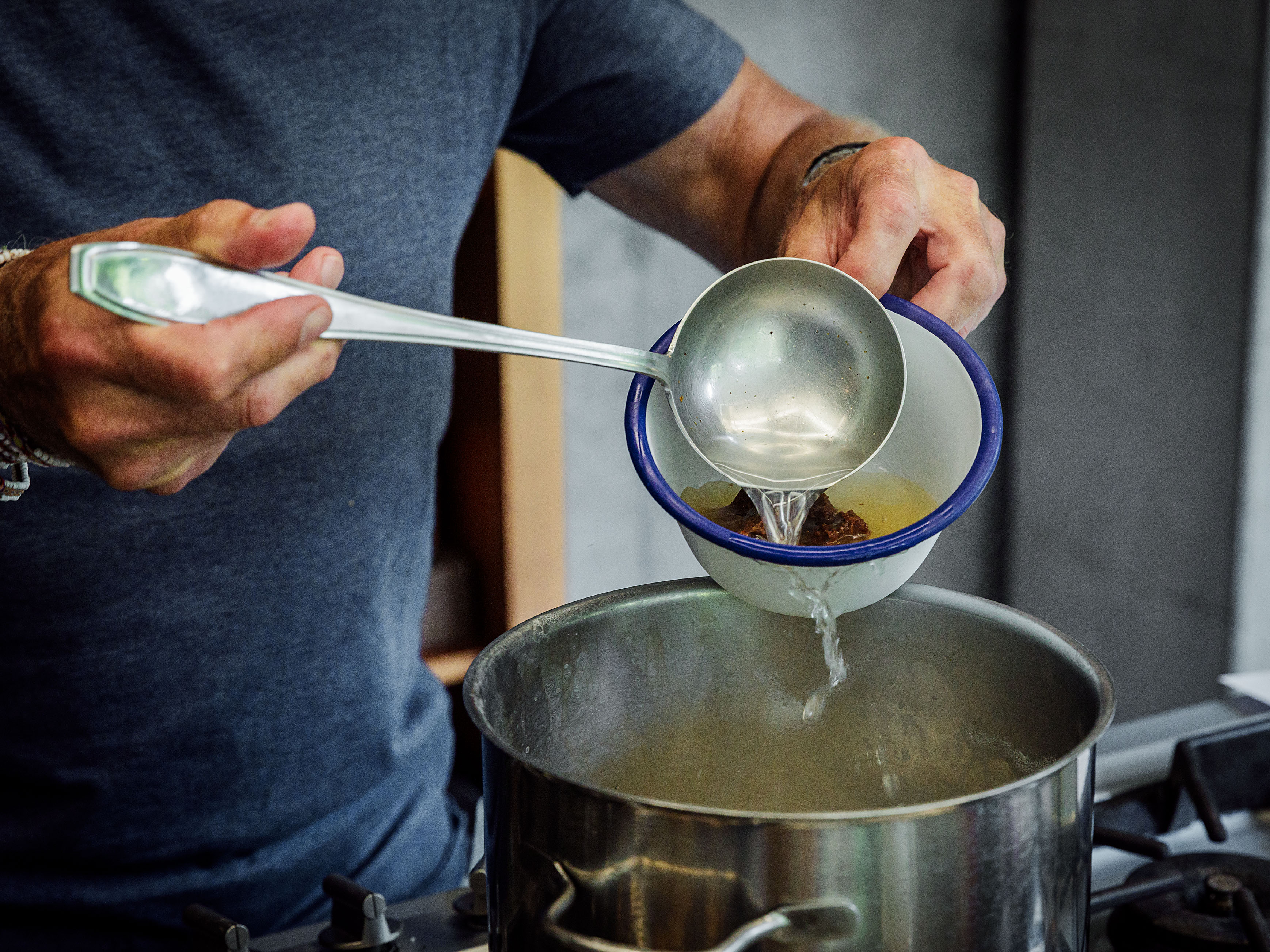 Schritt 1: In einer Schüssel die Misopaste mit zwei Kellen des Pasta-Kochwassers verrühren