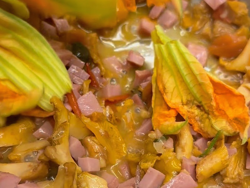 Schritt 2: Olivenöl und Butter in einer Pfanne erhitzen, Schalotte, Knoblauch und Eierschwämmchen nacheinander zugeben und andünsten