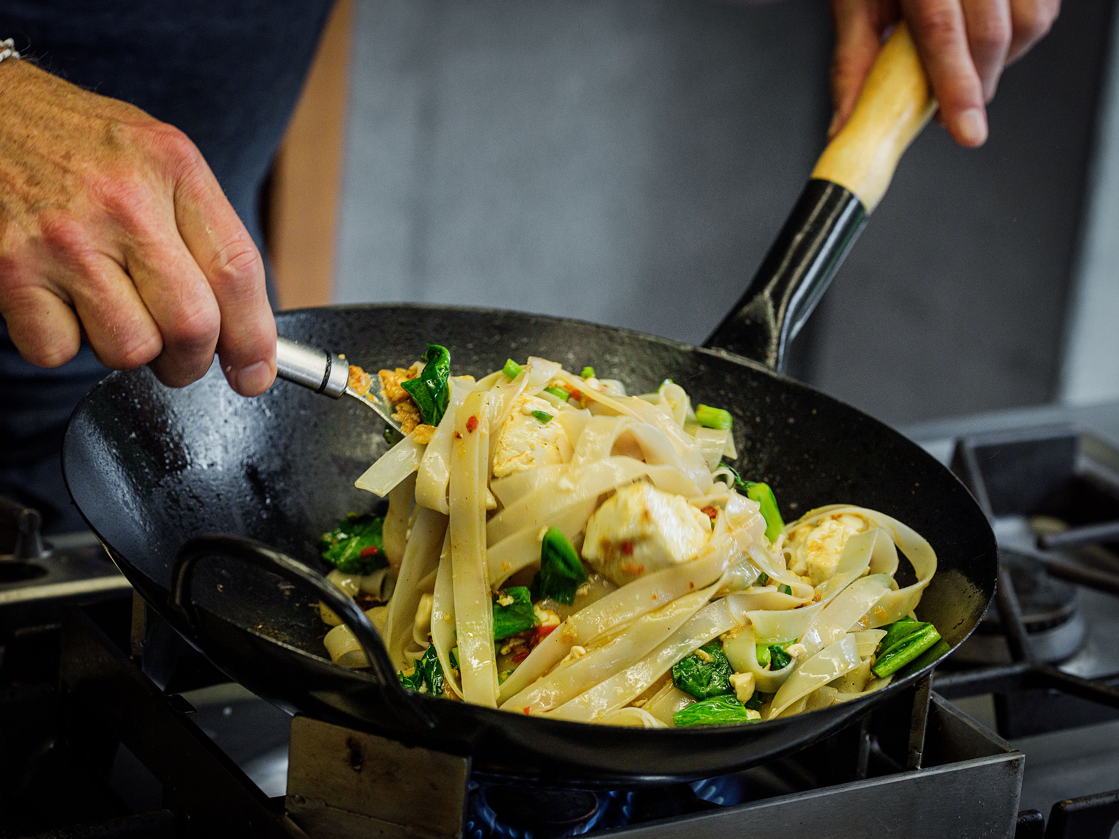 Schritt 5: Basilikum und feingeschnittene Limettenblätter dazumischen