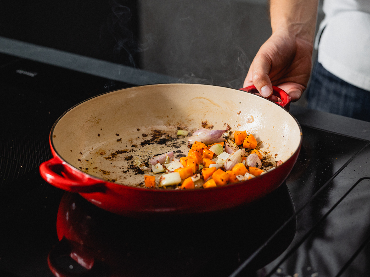 Schritt 2: Kalbsvoressen mit Zwiebelgemüse schmoren 