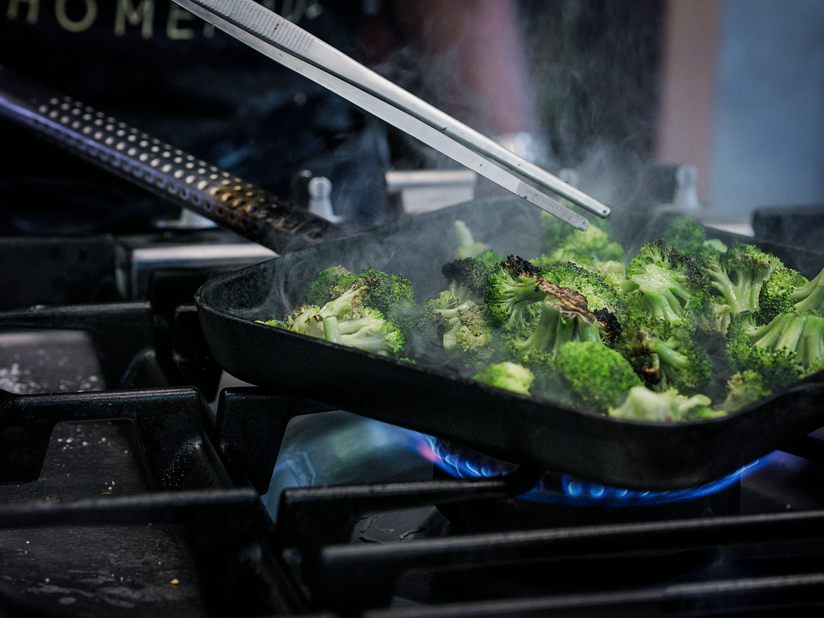 Schritt 2: Broccoli-Röschen mit Öl bestreichen und grillieren, bis diese leicht anschwärzt sind