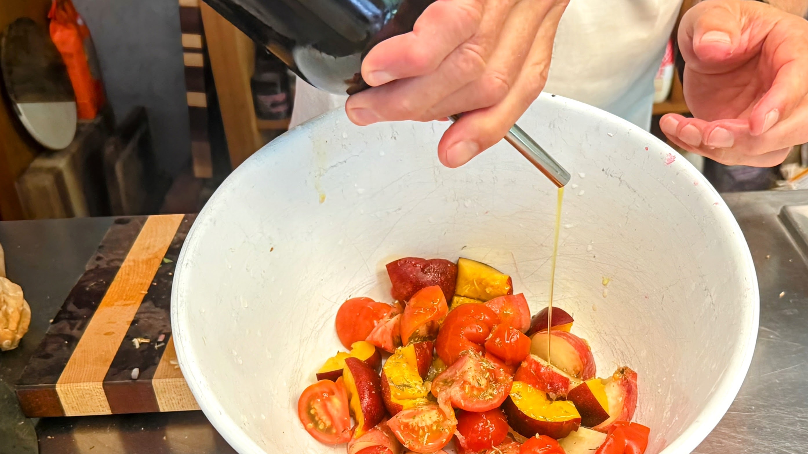 Schritt 1: Zubereitung von Tomaten-Pfirsichsalat mit Burrata 
