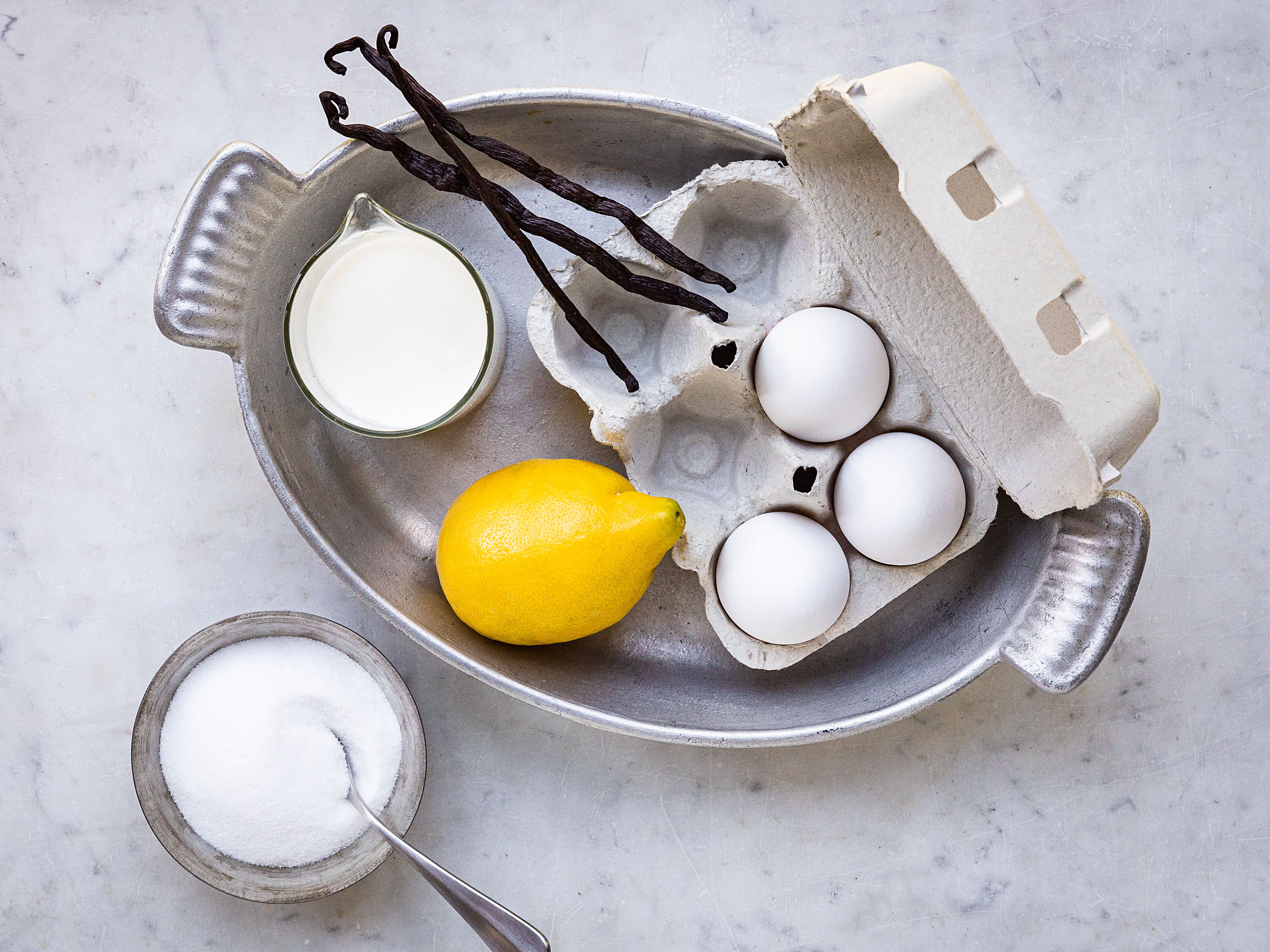 Schritt 1: Vanillestängel und -samen in der Milch aufkochen