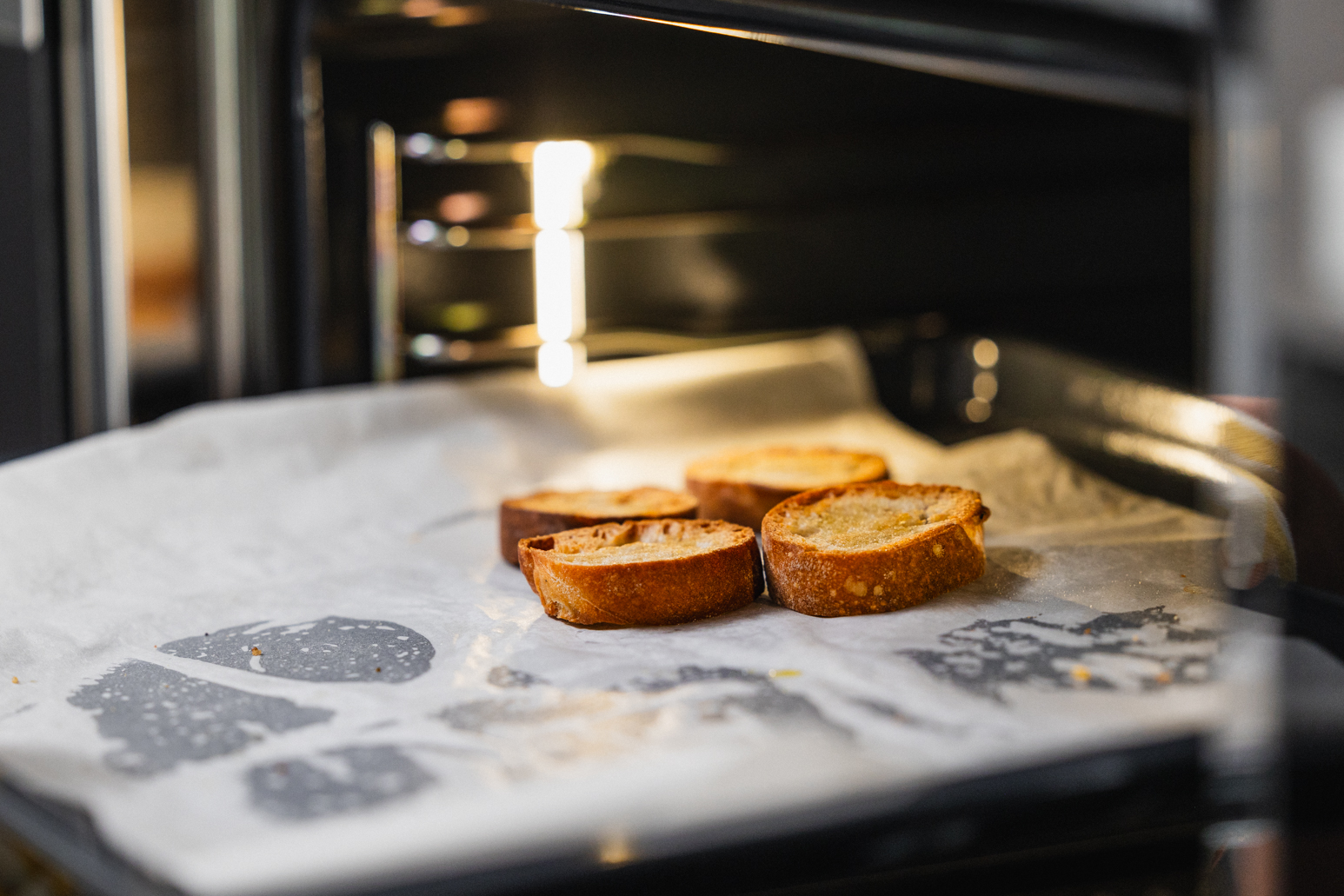 Schritt 1: Grill oder Ofen vorheizen und Brot rösten