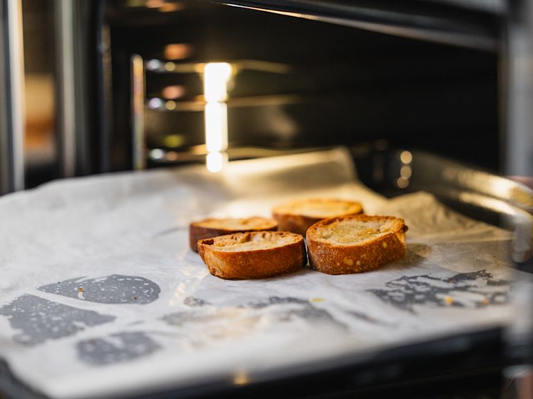 Schritt 1: Grill oder Ofen vorheizen und Brot rösten Schritt 1: Grill oder Ofen vorheizen und Brot rösten