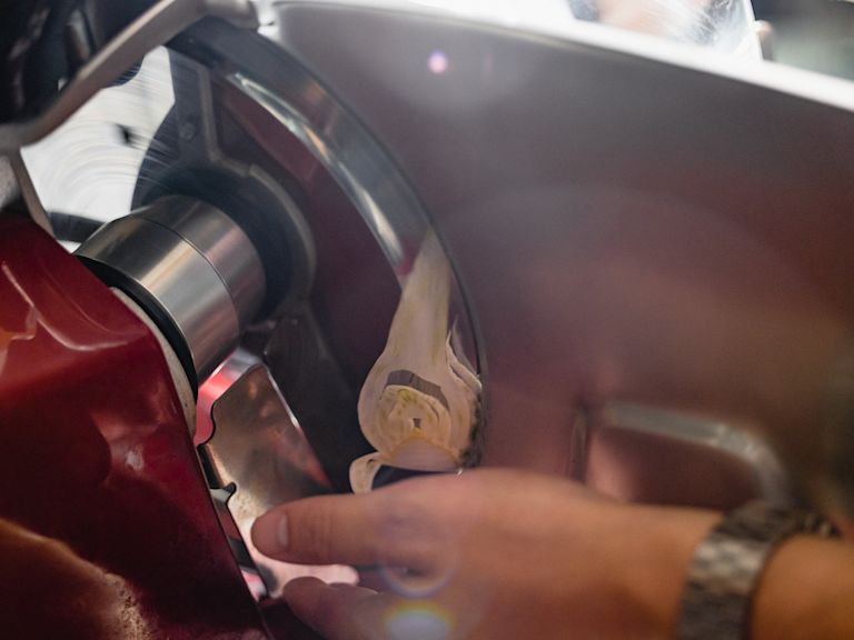 Schritt 1: Zutaten für Flammkuchen mit Rauchforelle, Meerrettich und Fenchel vorbereiten Schritt 1: Zutaten für Flammkuchen mit Rauchforelle, Meerrettich und Fenchel vorbereiten