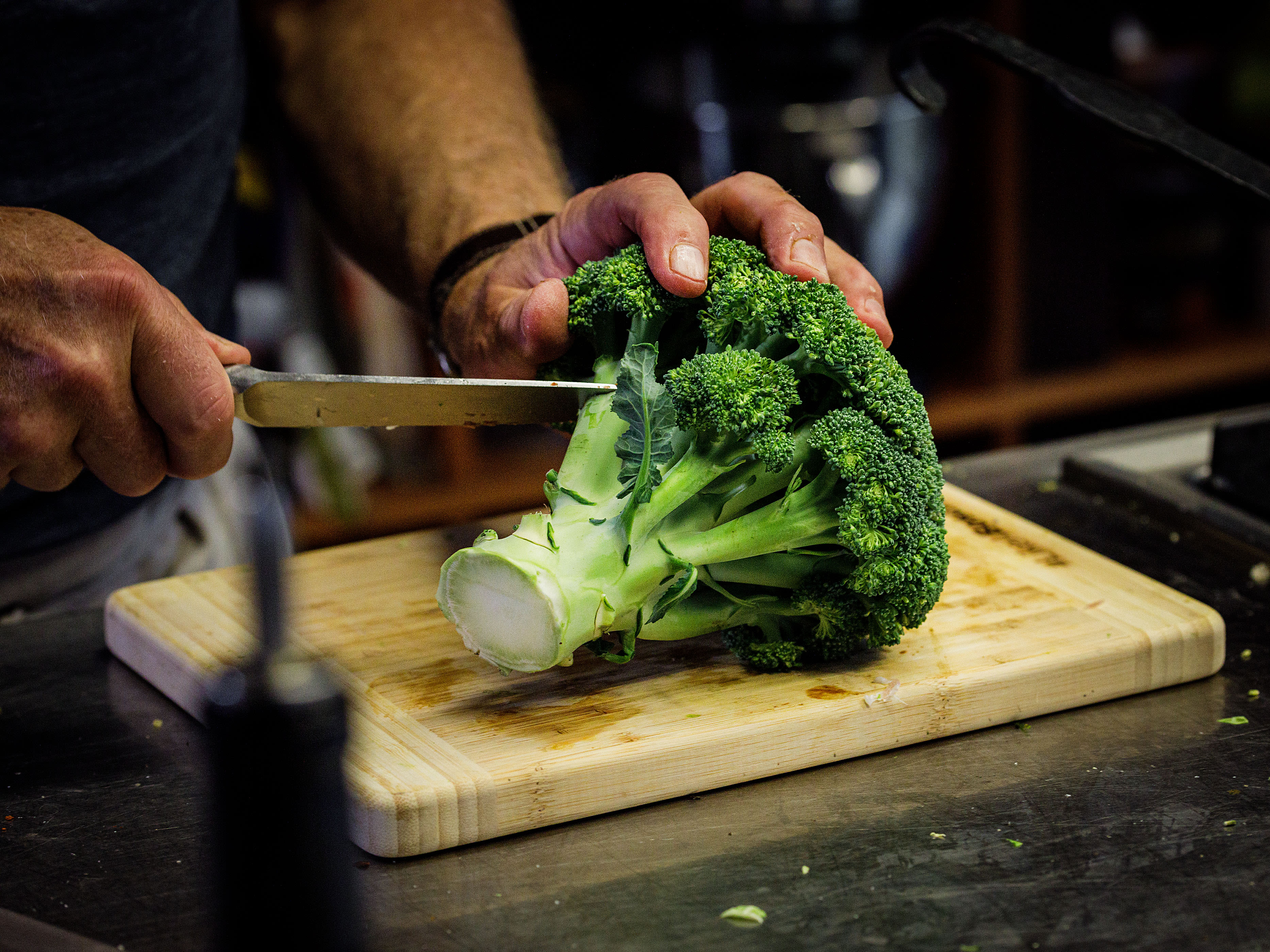 Schritt 1: Broccolistiele schälen