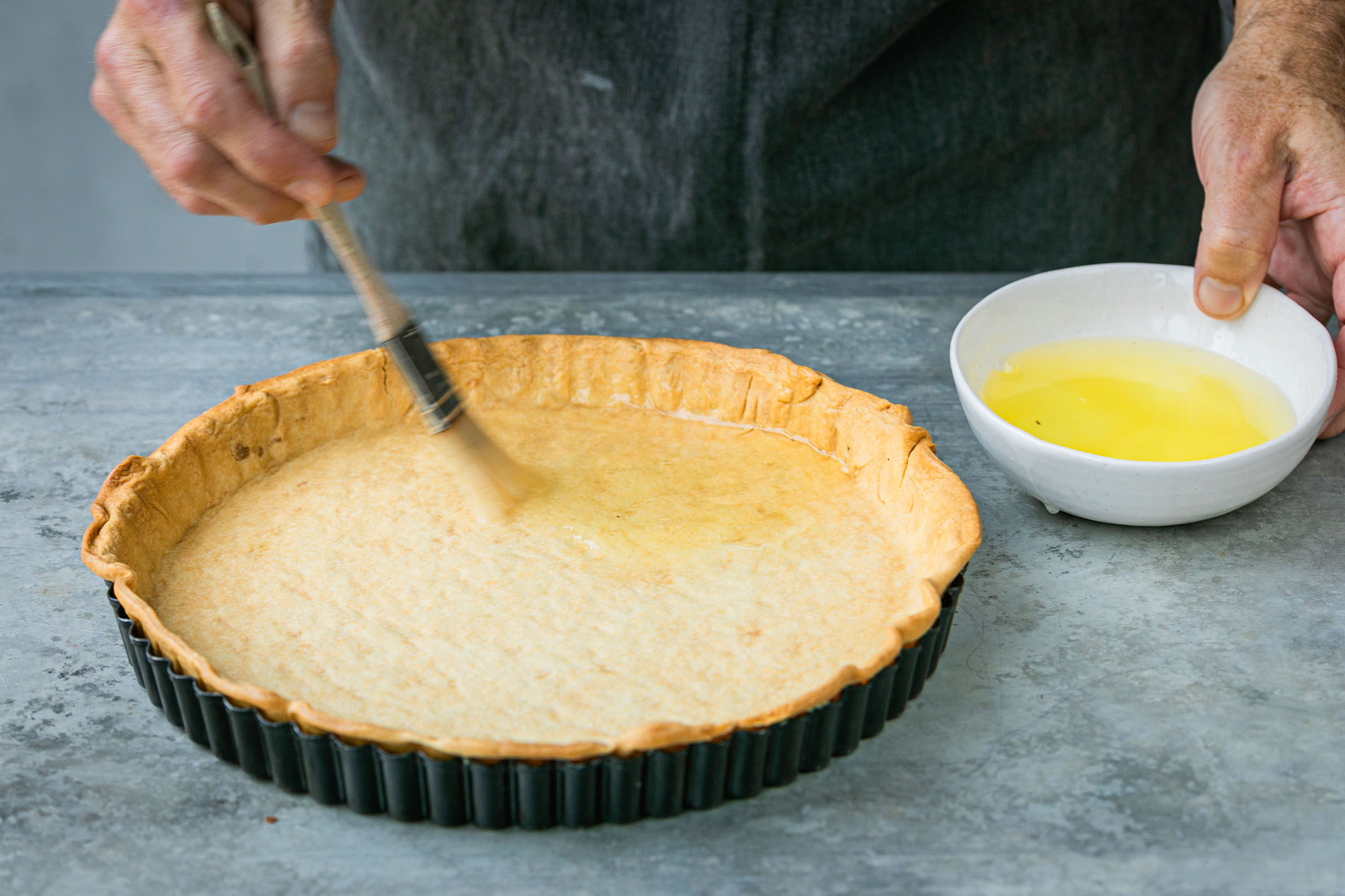 Schritt 4: Teig für Mango Tarte mit Creme Bavarois und Passionsfrucht-Karamell blind backen 