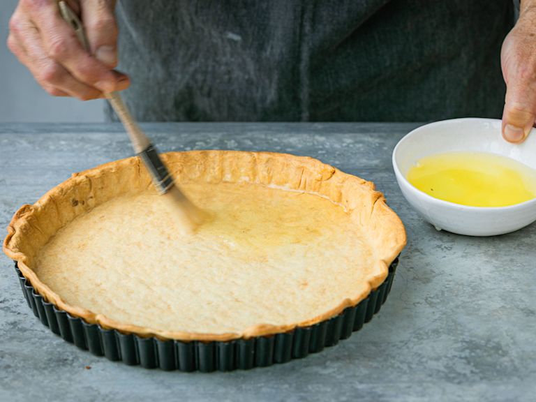 Schritt 4: Teig für Mango Tarte mit Creme Bavarois und Passionsfrucht-Karamell blind backen Schritt 4: Teig für Mango Tarte mit Creme Bavarois und Passionsfrucht-Karamell blind backen