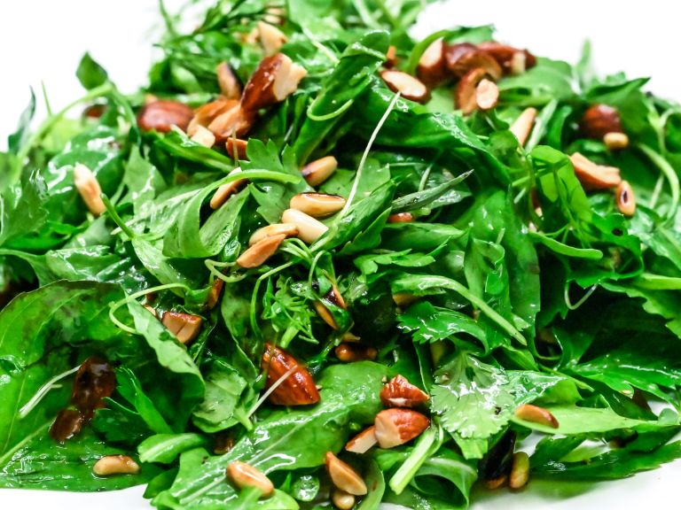 Schritt 3: Frischen Kräutersalat anrichten Schritt 3: Frischen Kräutersalat anrichten