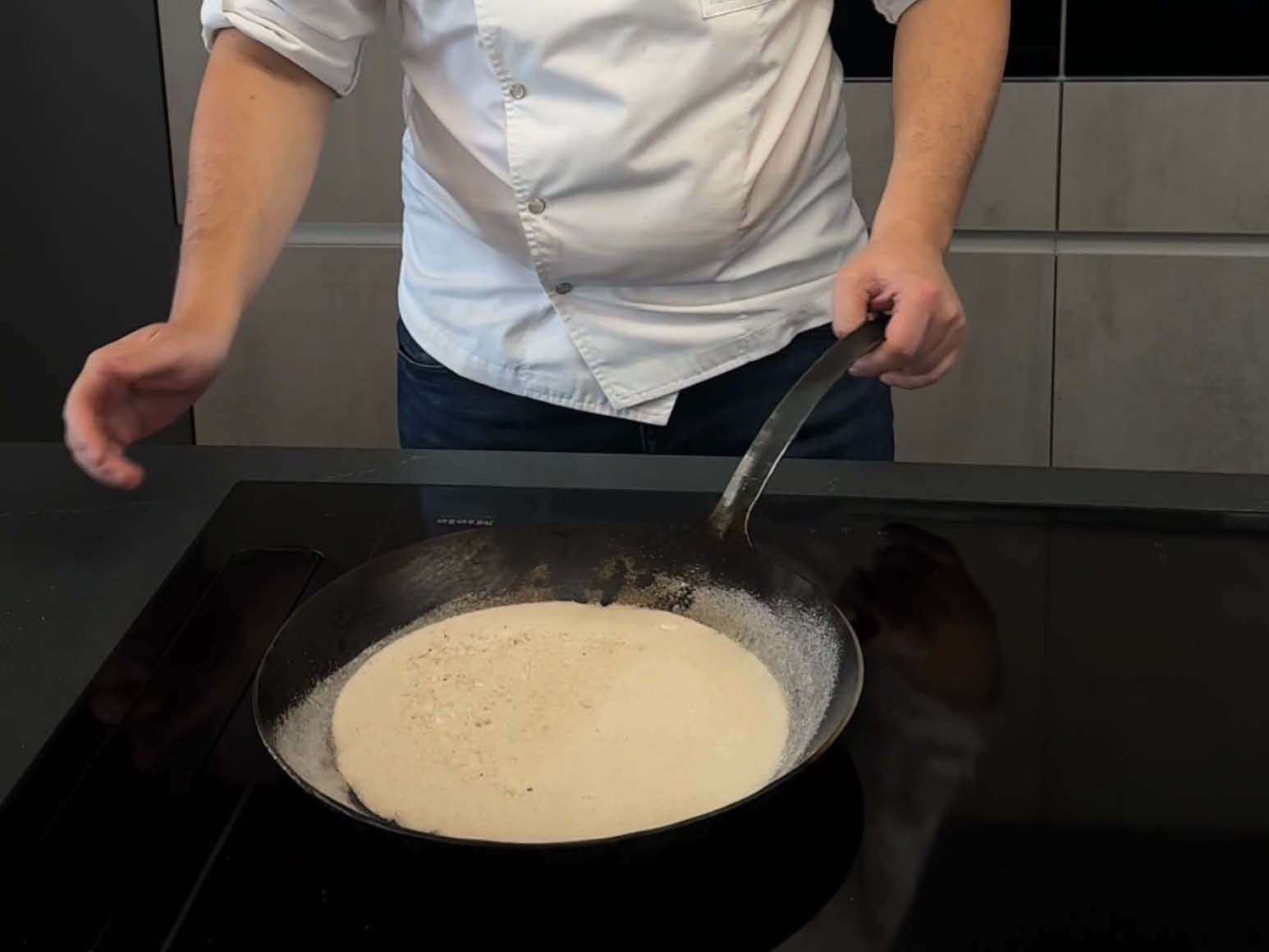 Step 2: Salz in Pfanne dunkel werden lassen