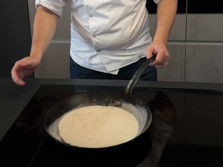 Step 2: Salz in Pfanne dunkel werden lassen Step 2: Salz in Pfanne dunkel werden lassen