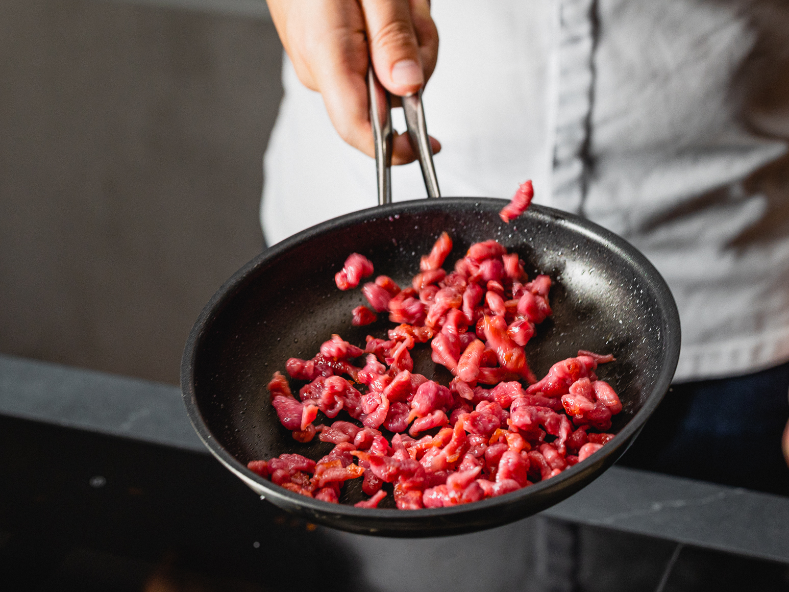 Schritt 2: Die Randen-Spätzli in derselben Pfanne in reichlich Butter anbraten. 