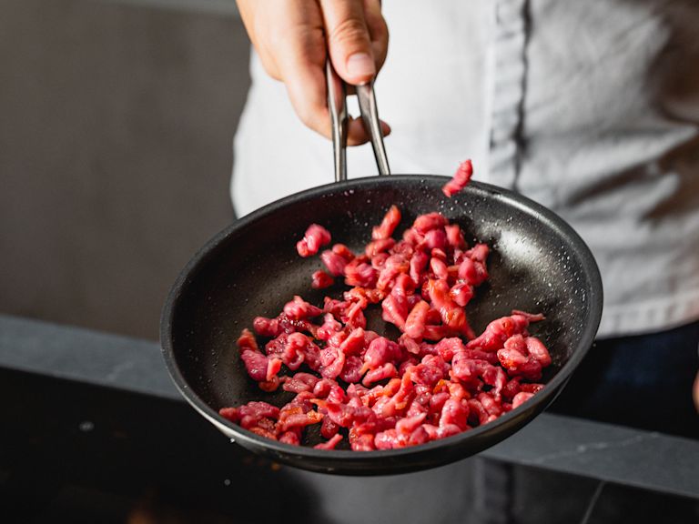 Schritt 2: Die Randen-Spätzli in derselben Pfanne in reichlich Butter anbraten. Schritt 2: Die Randen-Spätzli in derselben Pfanne in reichlich Butter anbraten.