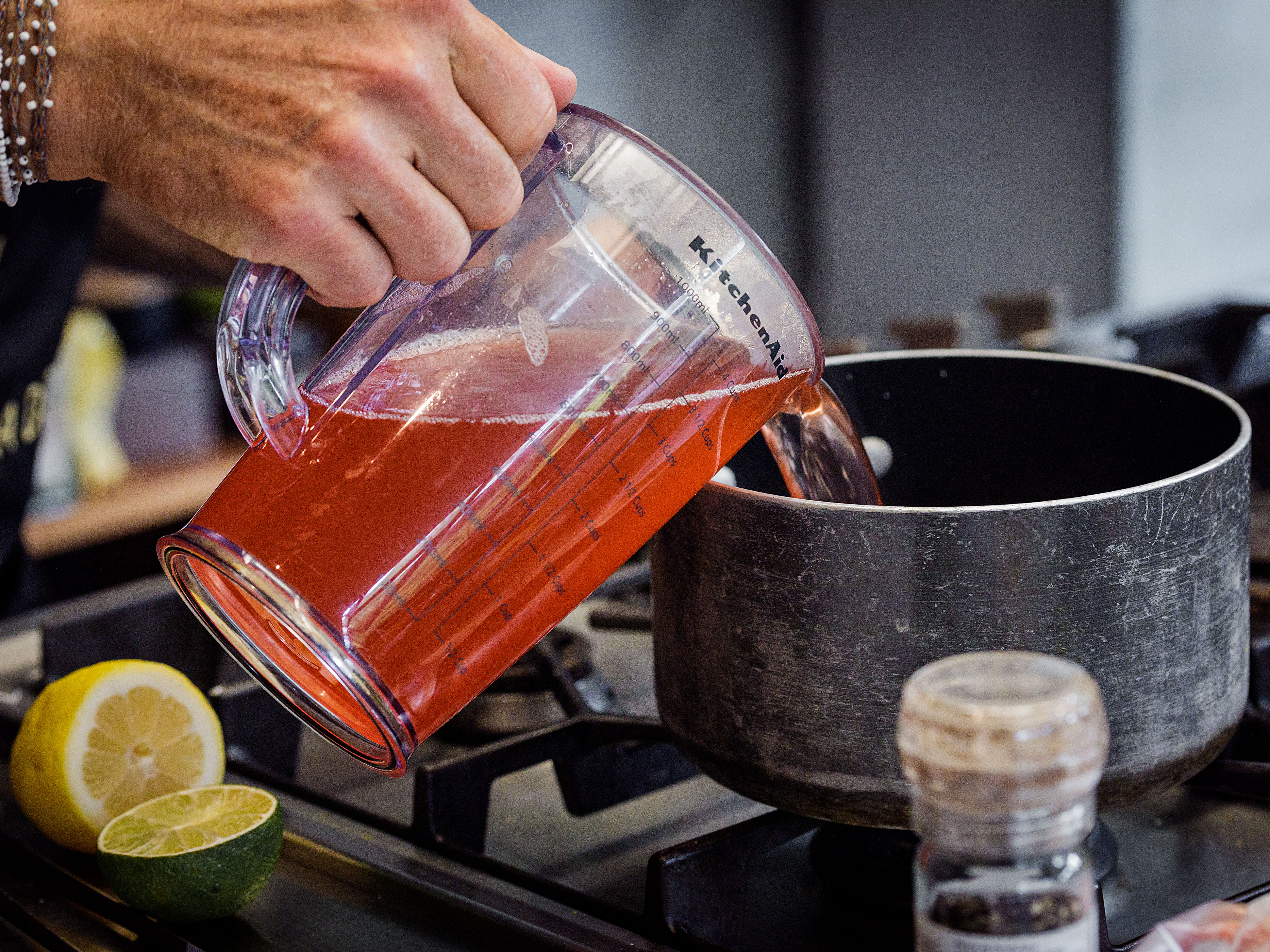 Schritt 2: Den abgeseihten Pfirsichsirup zum Köcheln bringen