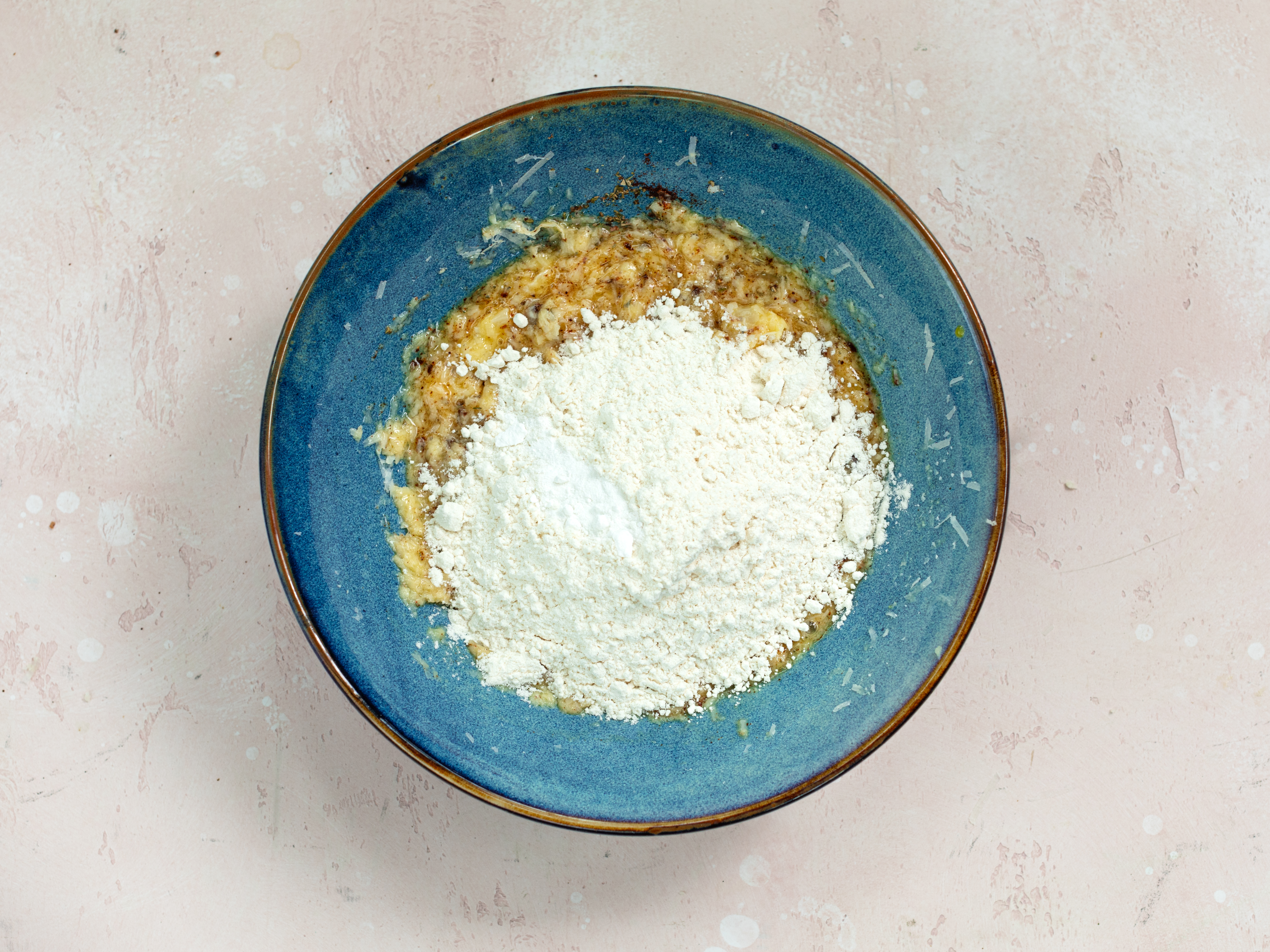 Schritt 2: Teig für Zucchini-Parmesan-Waffeln herstellen 