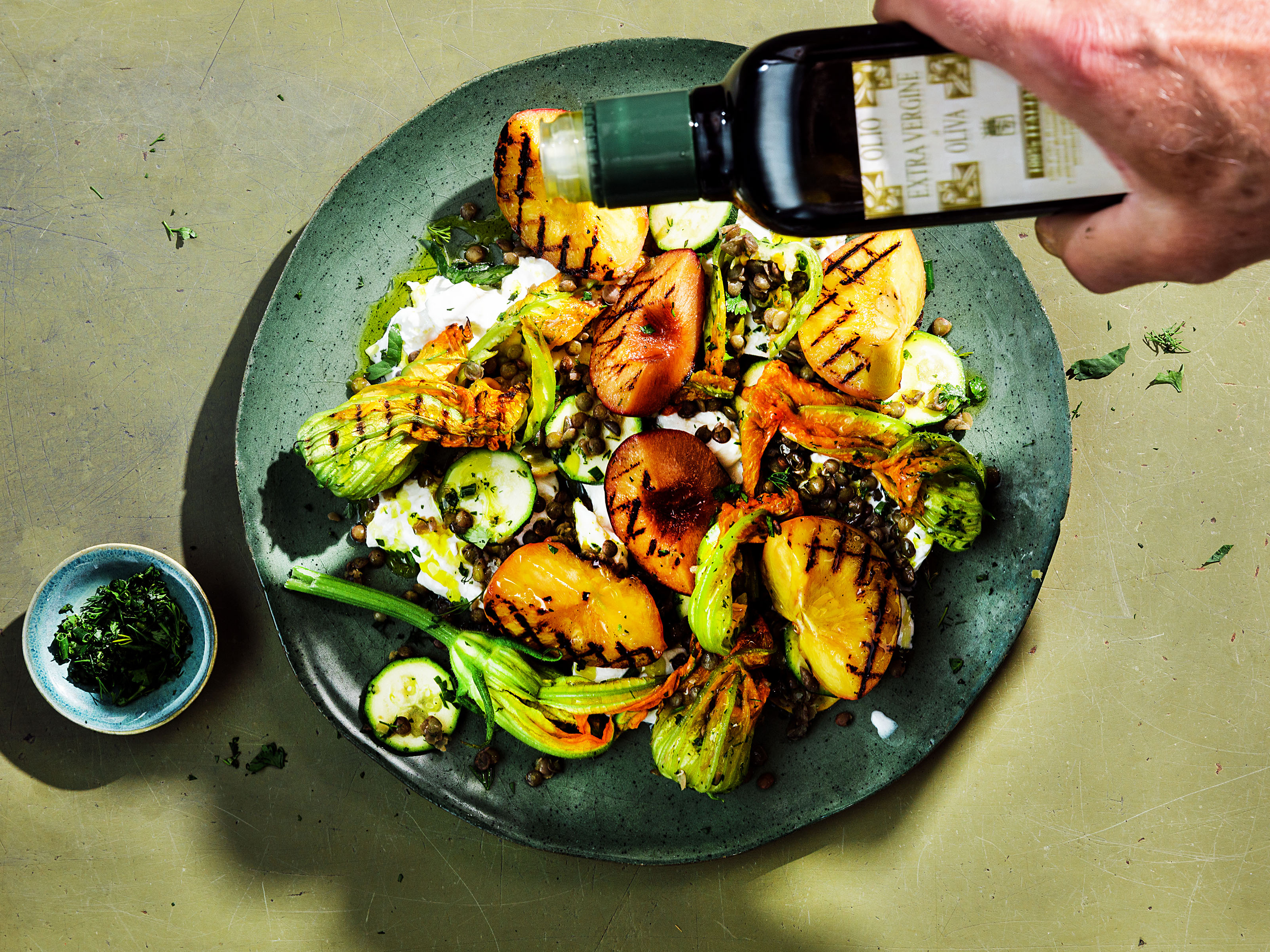 Schritt 4: Anrichten des Linsensalat mit grillierten Pfirsichen, Zuchiniblüten und Stracciatella