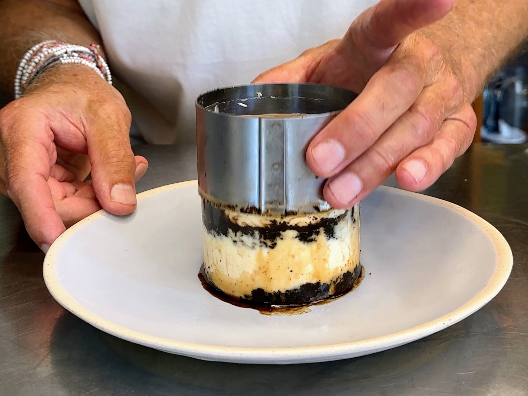 Schritt 4: Den Dessertring entfernen und die Folie noch oben abziehen