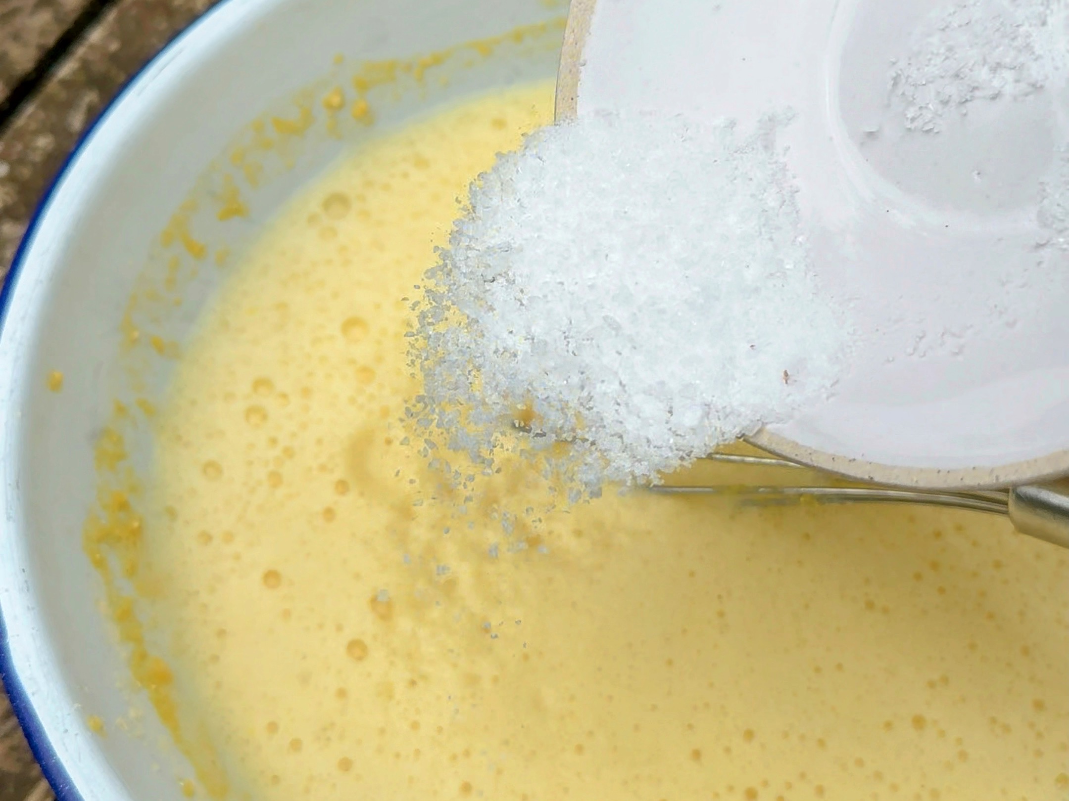 Schritt 1: Das Kichererbsenmehl mit dem Wasser gründlich verrühren, dabei auch das Salz unterrühren