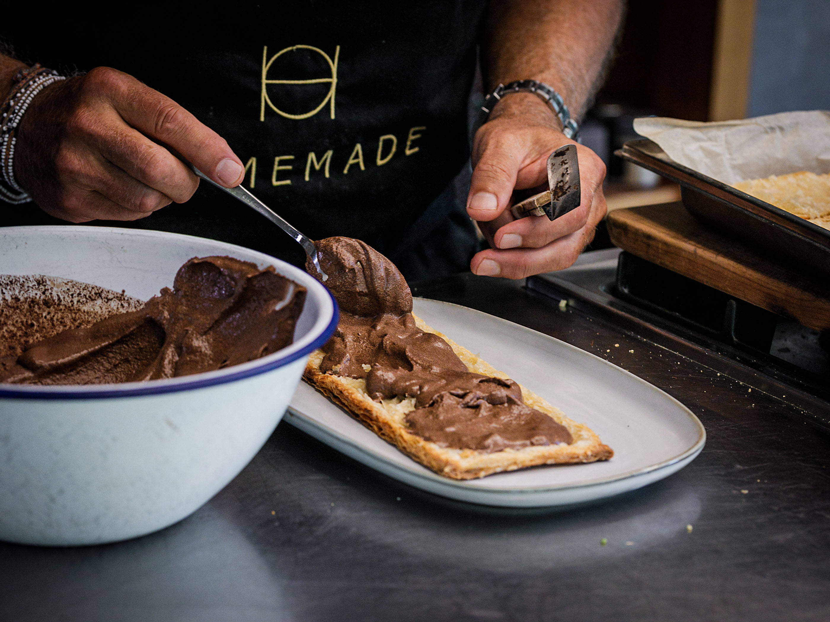 Schritt 5: Blätterteig mit Schokoladencreme bestreichen.