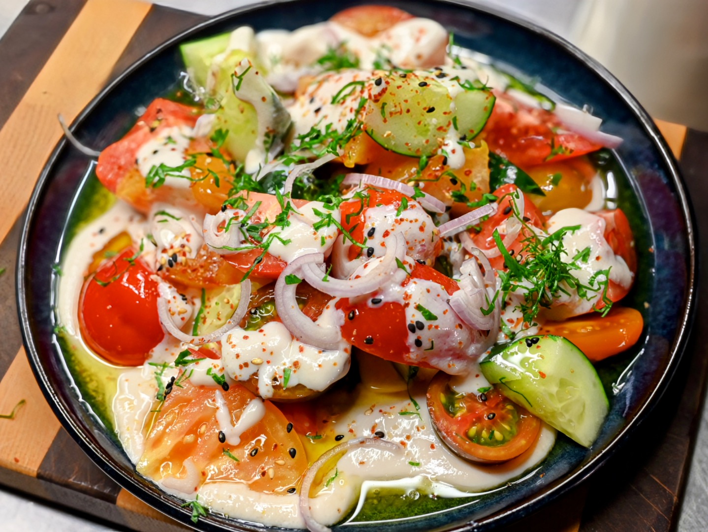 Schritt 3: Tomaten-Gurken Salat mit Sesam-Seiden Tofu Dressing anrichten