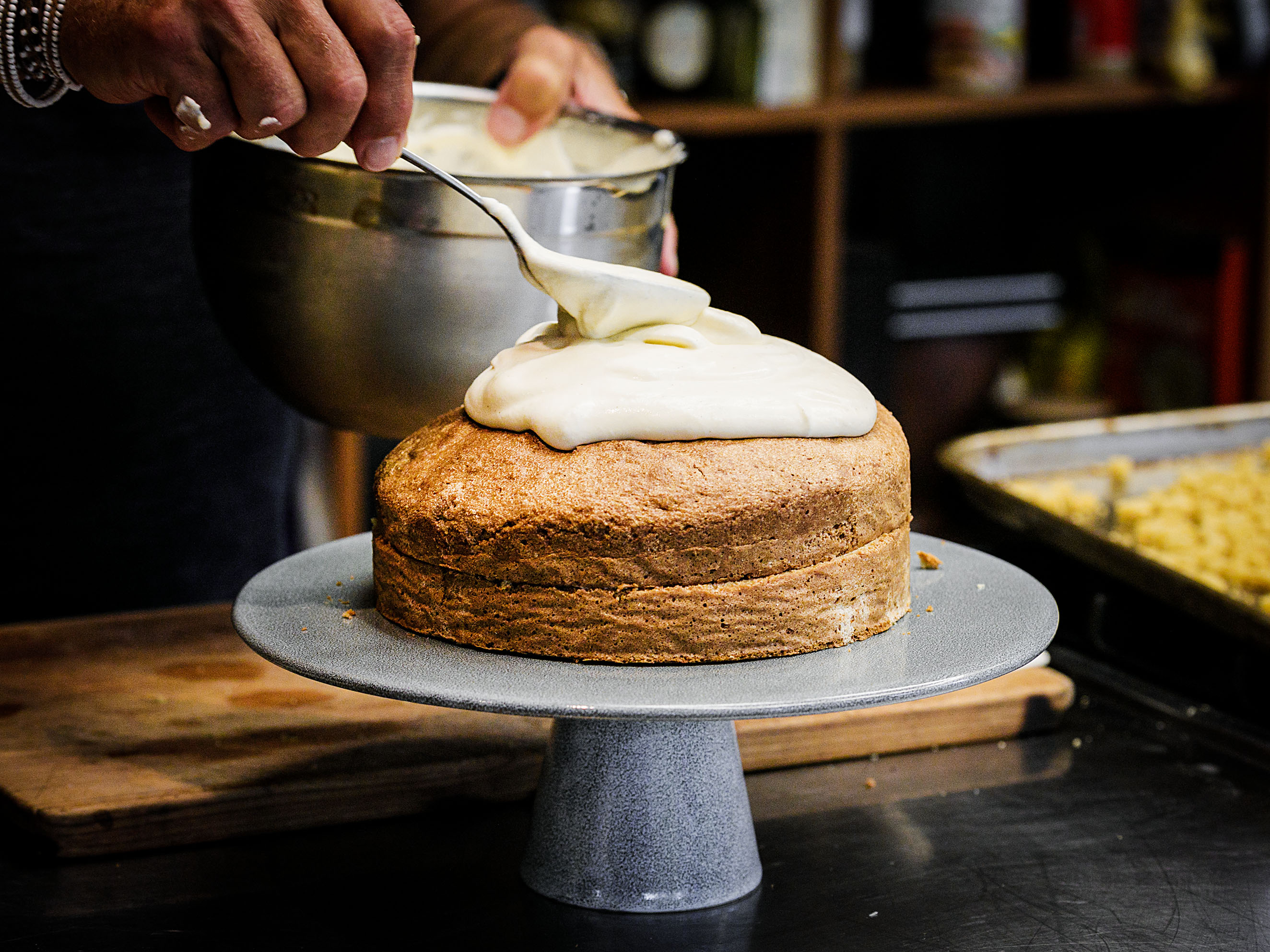 Schritt 5: Zum Schluss die ganze Torte mit der Creme bestreichen