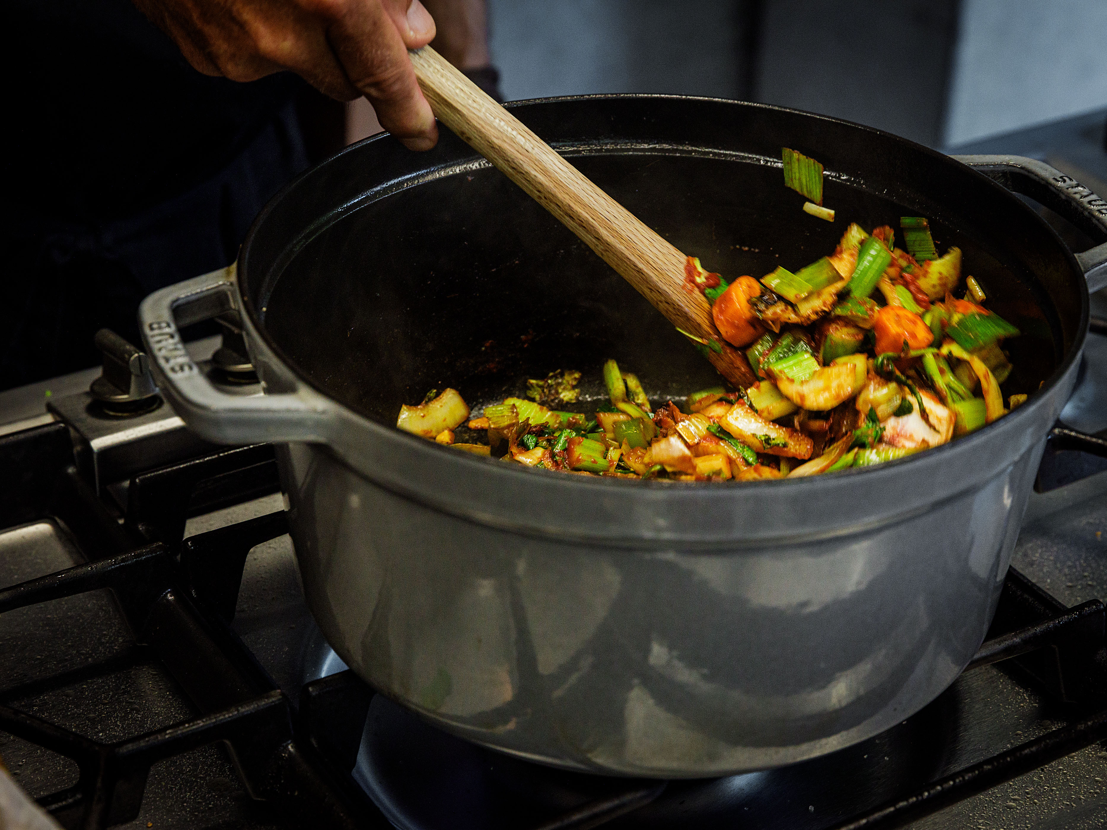 Schritt 3: Kalbsfuss-Scheiben zugeben und leicht einkochen lassen