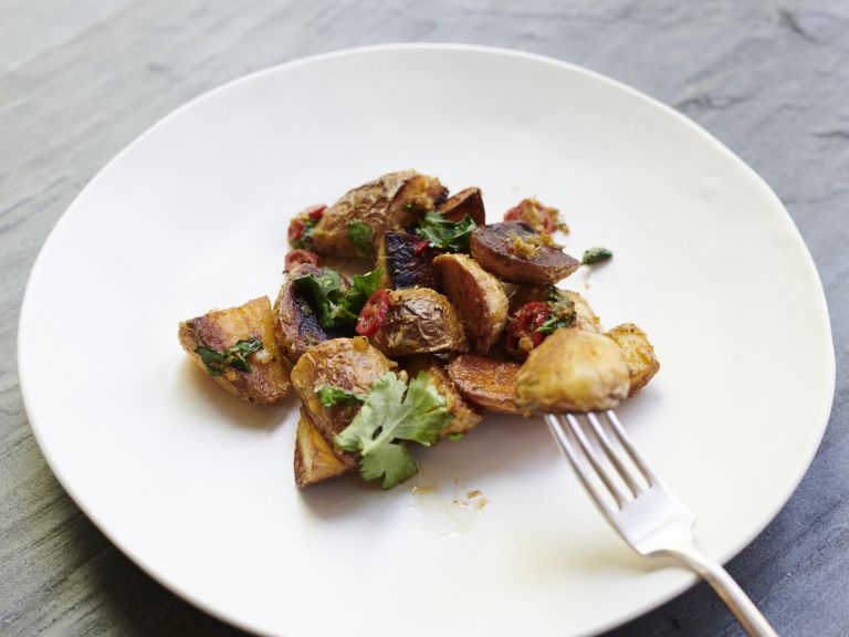 Schritt 4: Anrichten des Bratkartoffelsalat mit Limette und Koriander