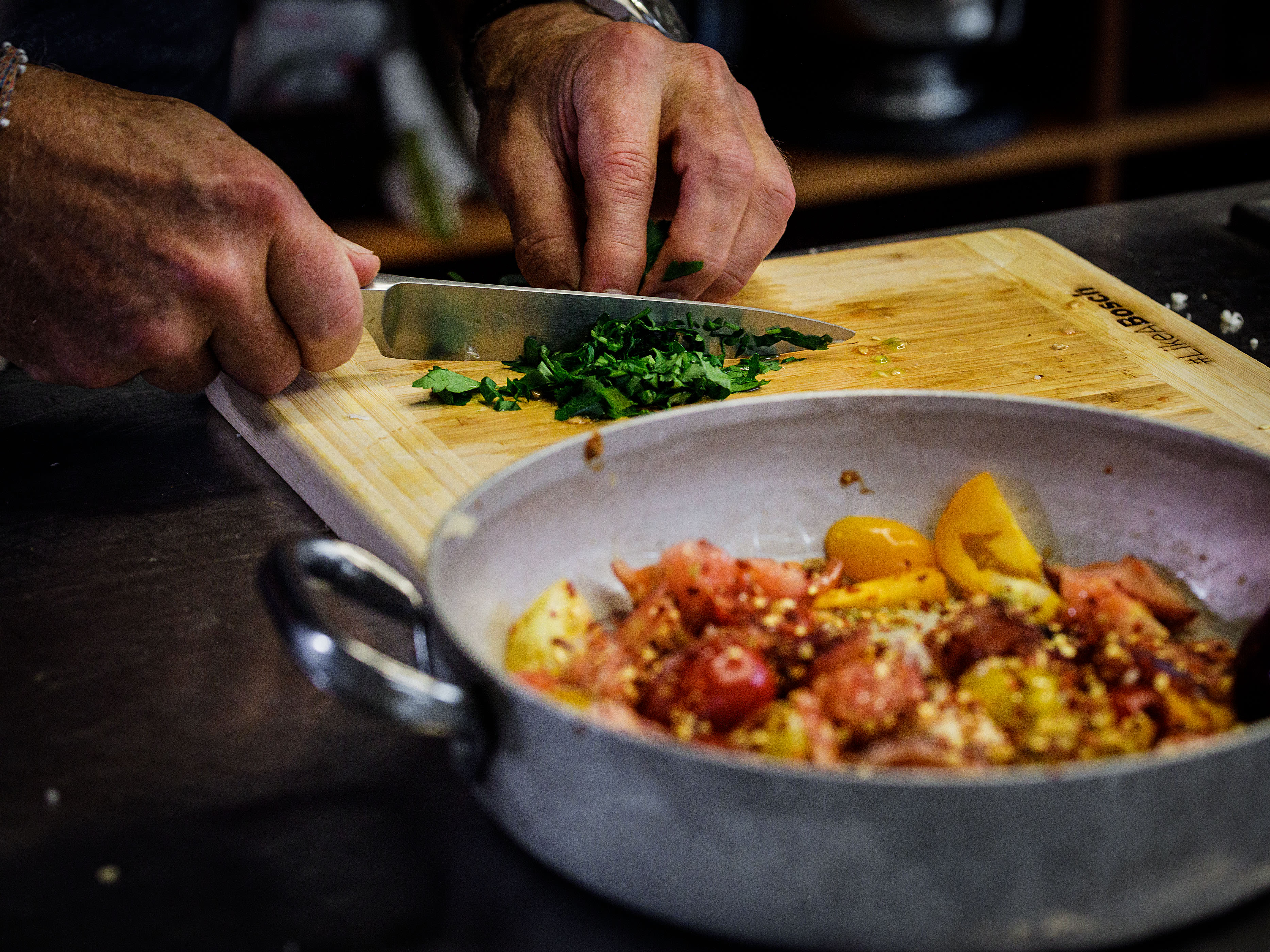 Schritt 1: Tomaten, Knoblauch, Honig, Essig, Chiliflocken und Petersilie oder Rucola in einer grossen Schüssel vermengen