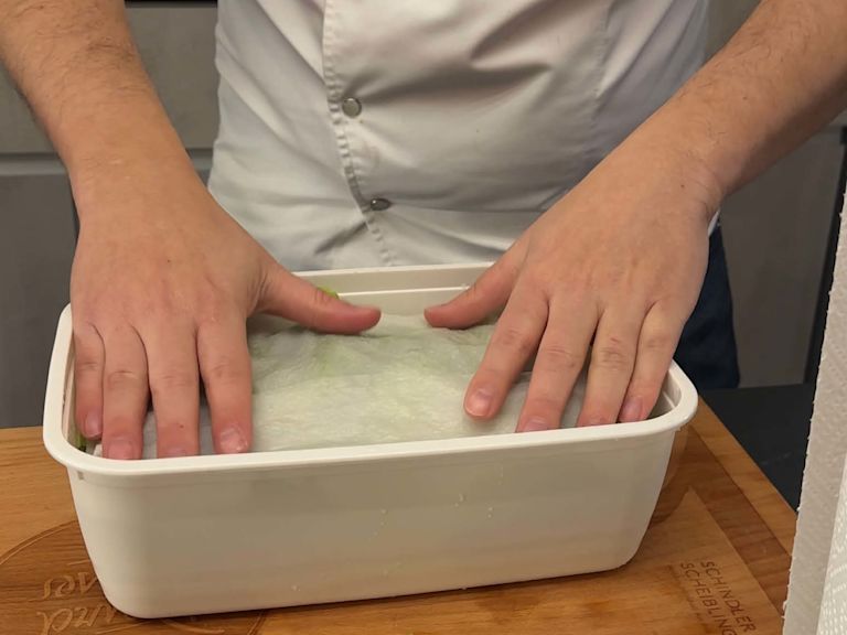 Haushaltstuch auf Salatblätter legen Haushaltstuch auf Salatblätter legen