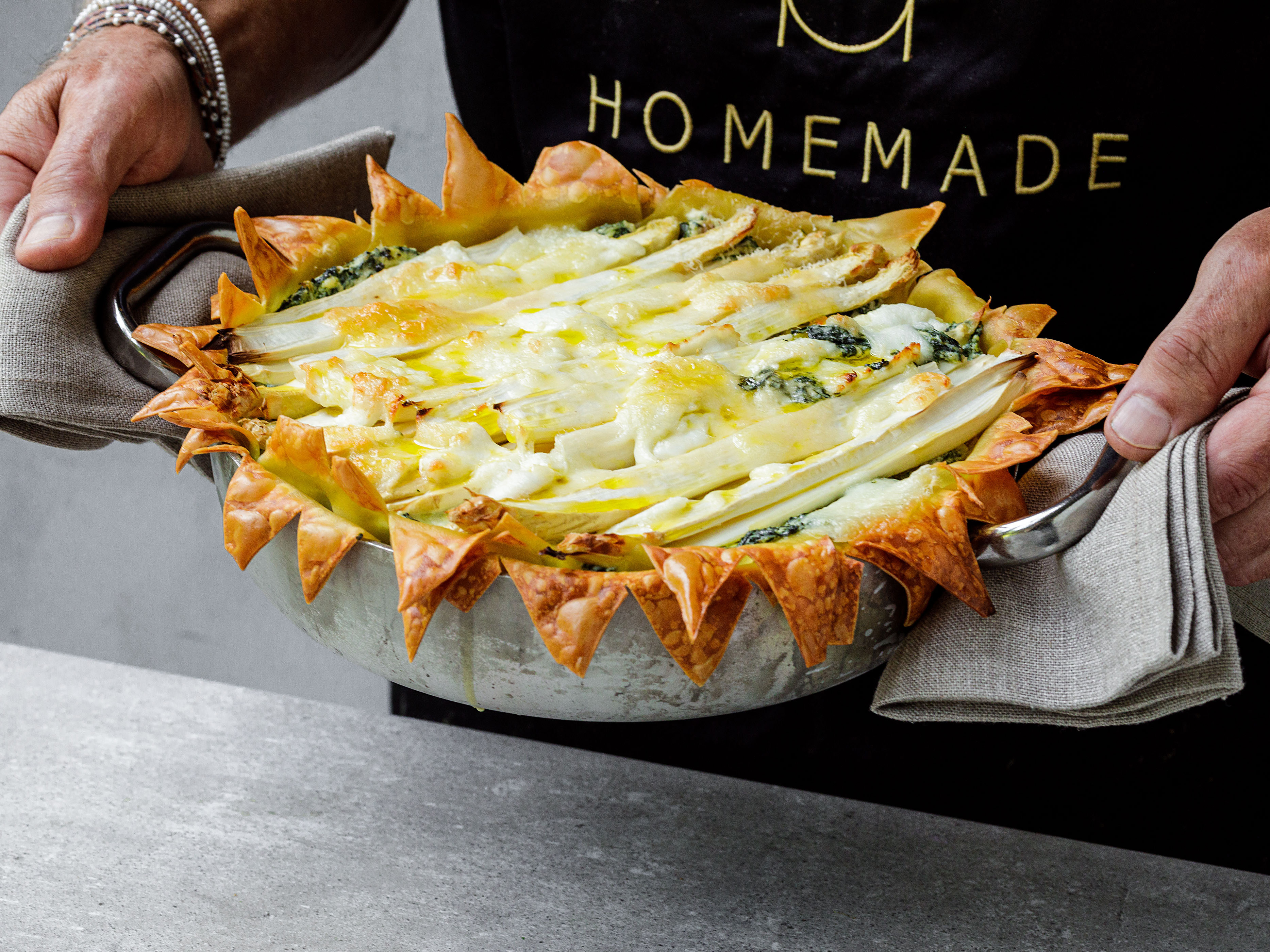 Schritt 3: Mit Olivenöl beträufeln, auf der zweituntersten Schiene im Ofen etwa 45 Minuten goldbraun backen