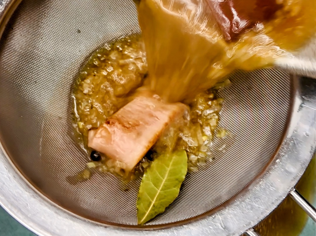 Schritt 1: Zwiebel- und Kartoffelzubereitung für Klassischen Kartoffelsalat 