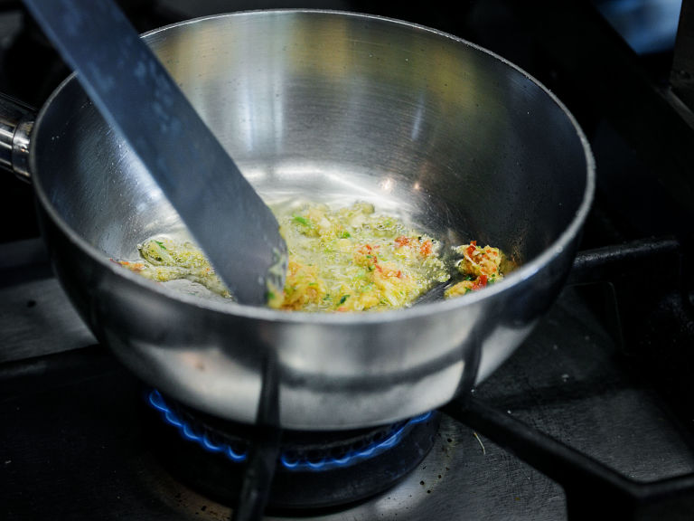 Schritt 4: Die zweite Hälfte der Gewürzmischung leicht anbraten, bis sie duftet, dann den einen Esslöffel rote Currypaste hinzufügen