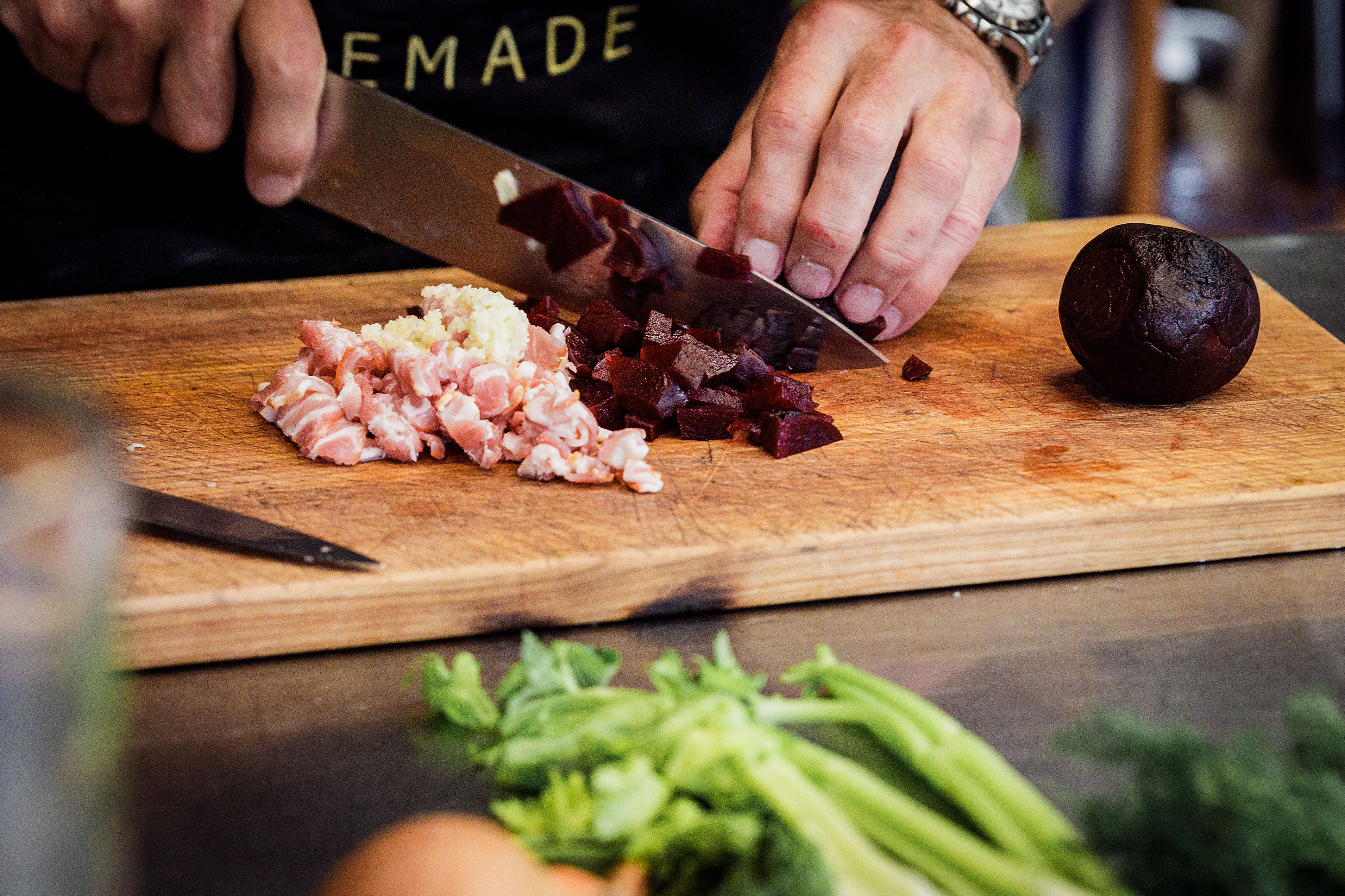 Schritt 1: Randen und Speck in Würfel schneiden