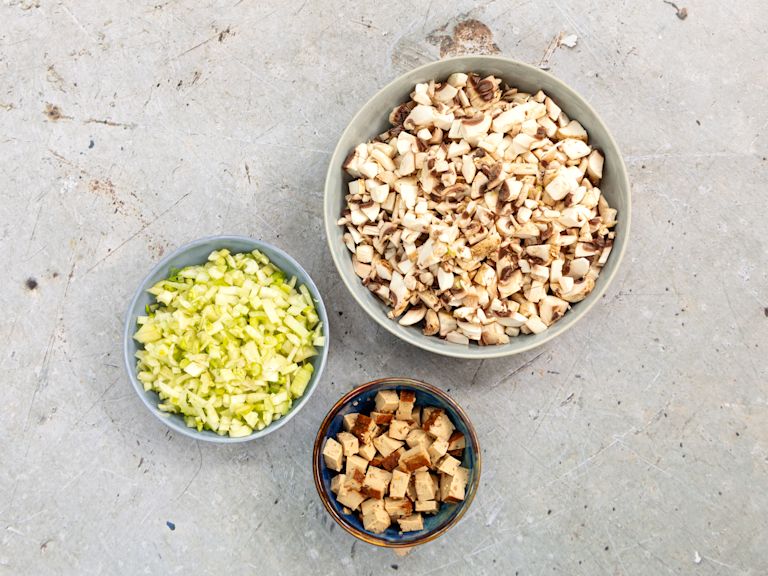 Schritt 1: Vorbereitung der Zutaten für Fenchel-Pilz Risotto Schritt 1: Vorbereitung der Zutaten für Fenchel-Pilz Risotto