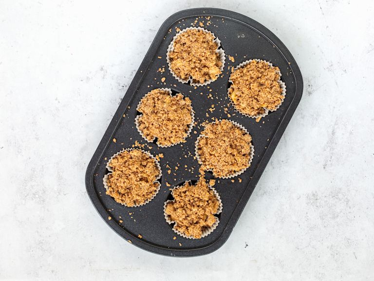 Schritt 4: Streusel für Apfel-Streusel Muffins zubereiten Schritt 4: Streusel für Apfel-Streusel Muffins zubereiten