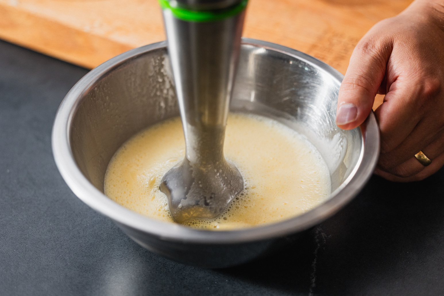 Schritt 2: Eier aufschlagen und würzen