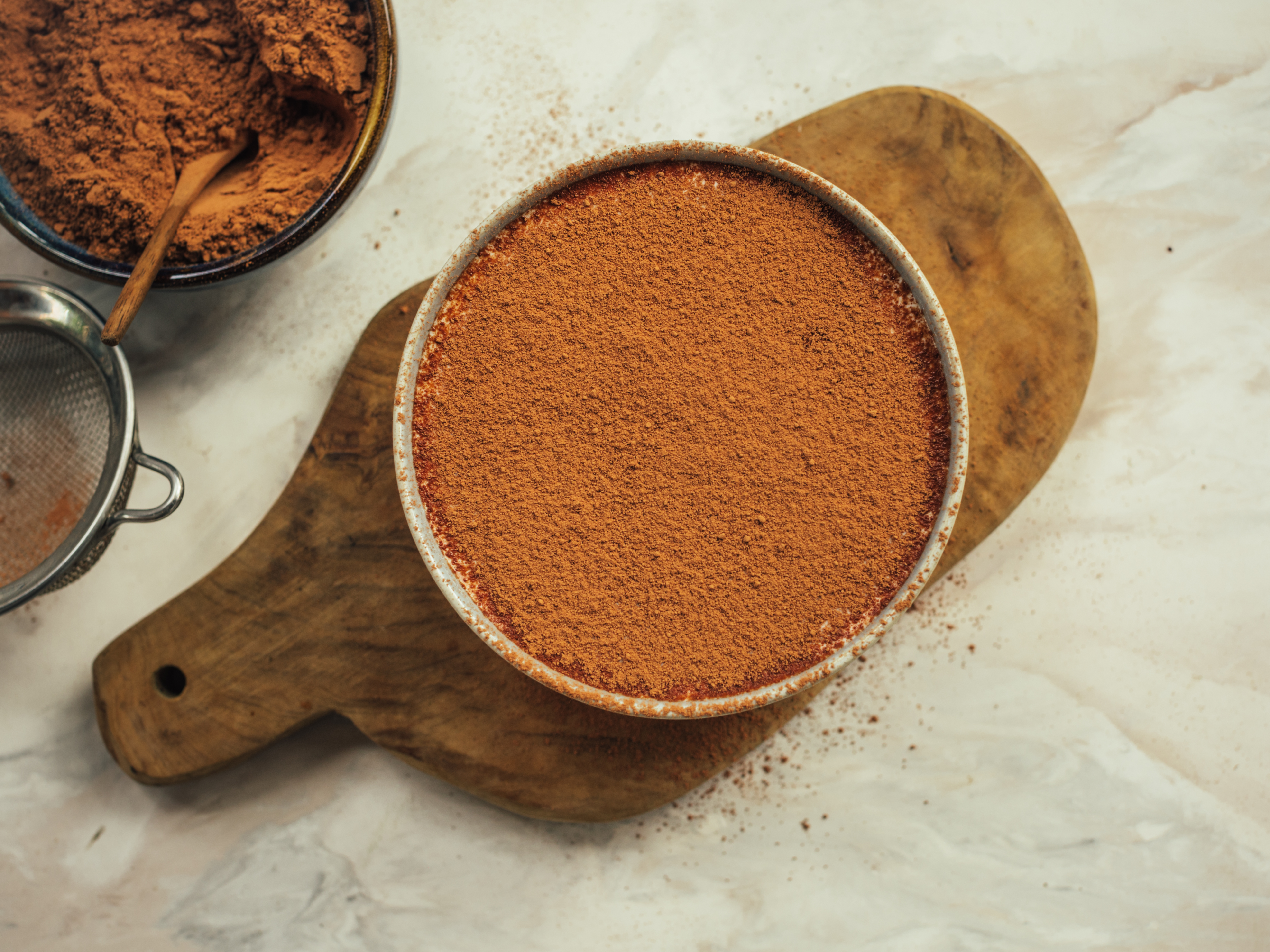 Schritt 2: Mit dem Sieb etwas Kakaopulver darüber streuen