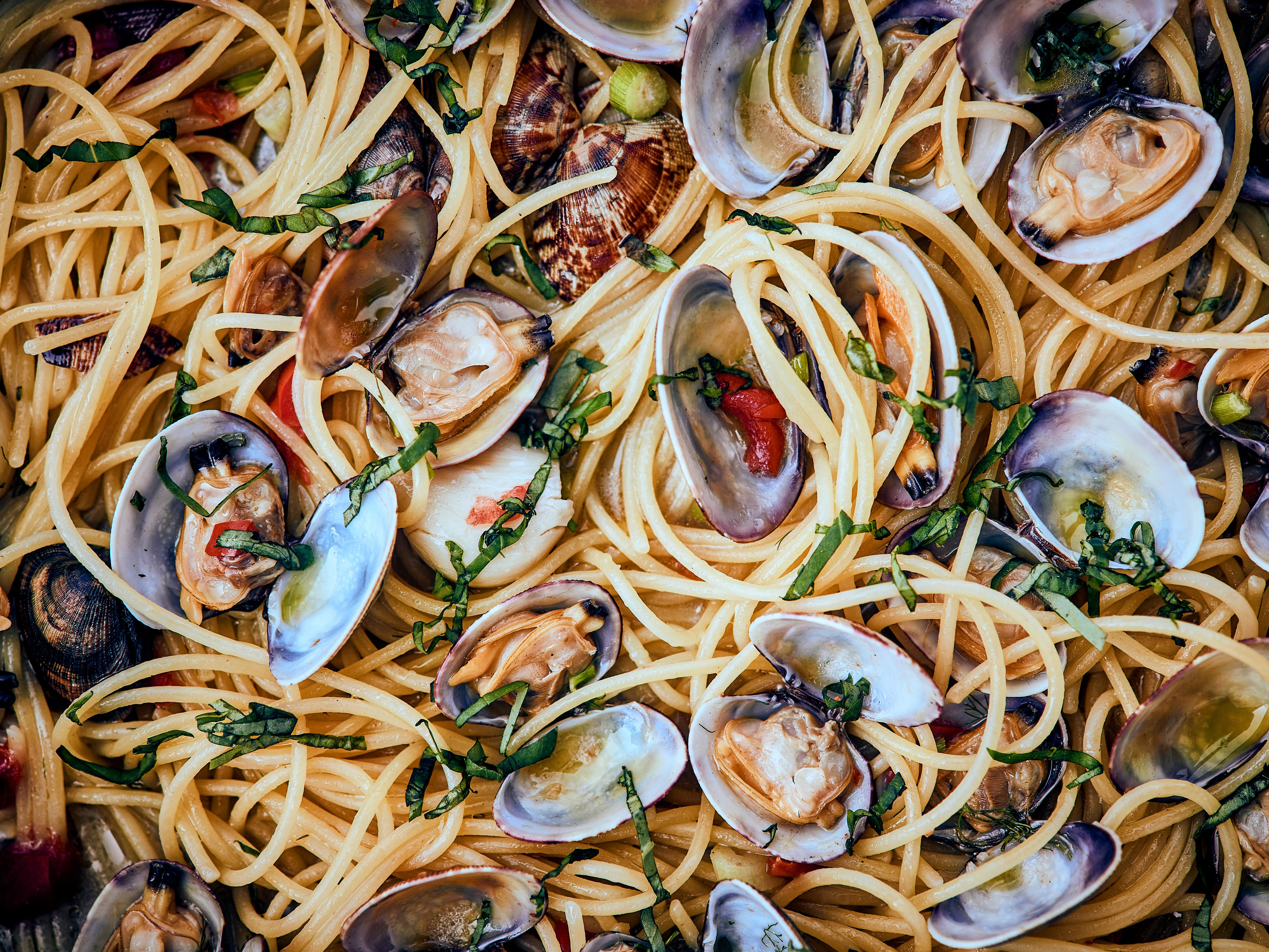 Schritt 4: Fein gehackte Petersilie und noch etwas Olivenöl dazugeben und alles mit etwas Pfeffer würzen