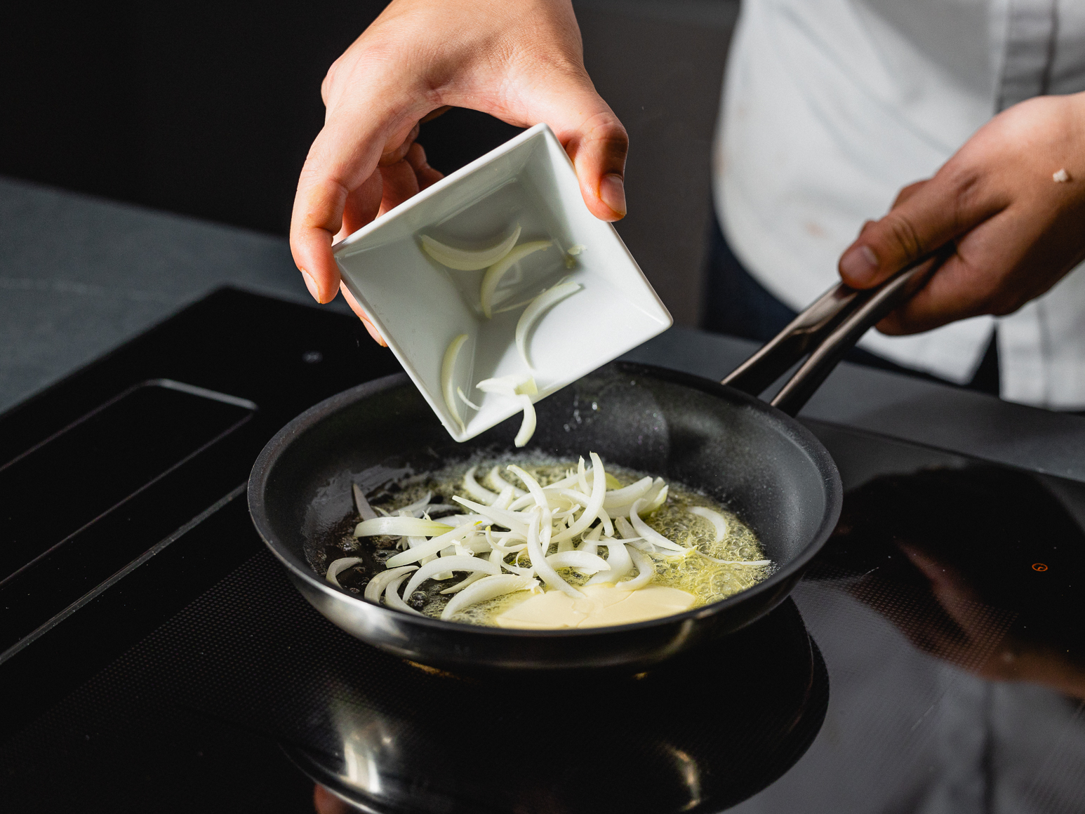 1. Butter in einer Pfanne heiss werden lassen und Zwiebeln beigeben.  
