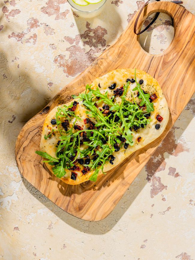 Mediterrane Focaccia mit Oliven, Tomaten und Rucola Rezept Mediterrane Focaccia mit Oliven, Tomaten und Rucola Rezept