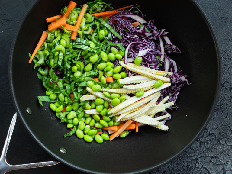Schritt 4:  Gemüse  für Udon-Nudeln mit Rotkohl anbraten 