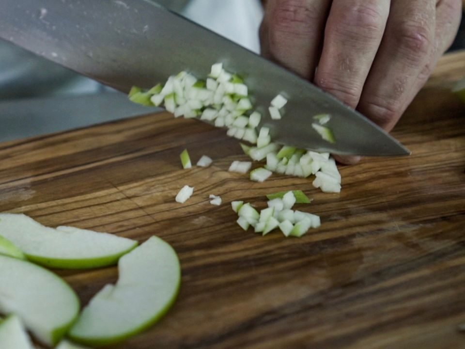 Schritt 1: Ingredienzien für Sake-Gin-Tonic Apfel Granité mischen