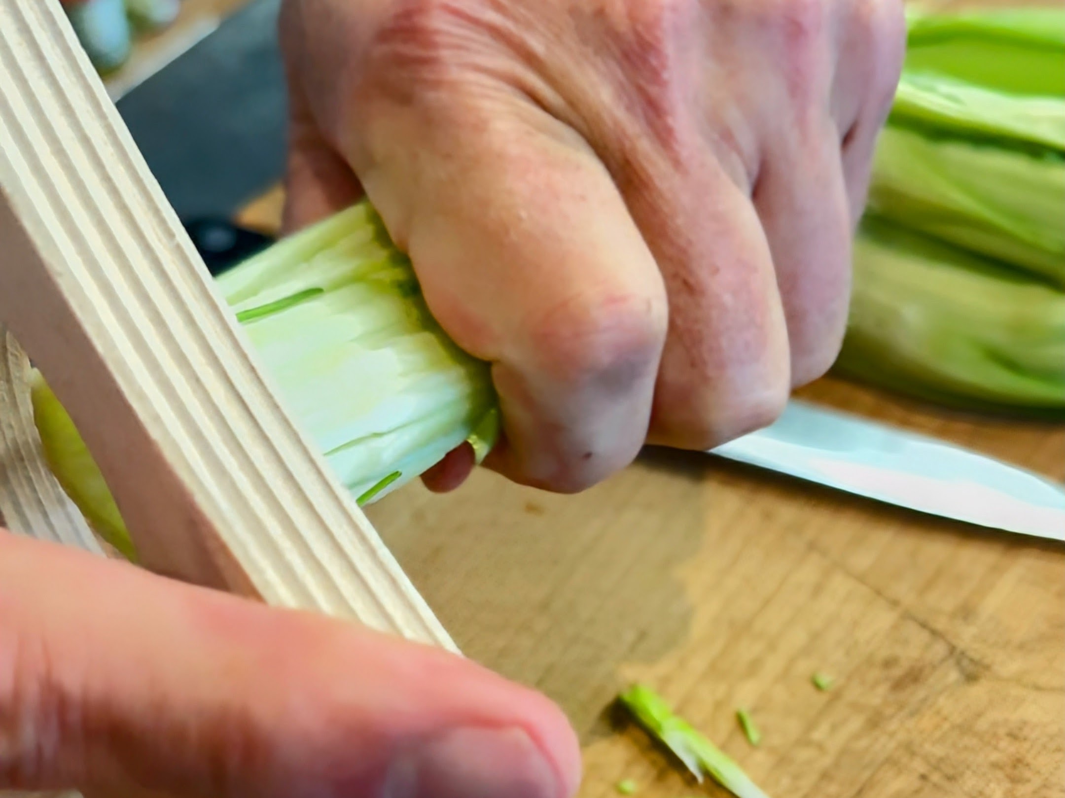 Schritt 1: Punterelle für Punterelle-Salat schneiden