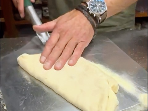 Schritt 2: Zubereitung der Pizza und Belegen für Caprese-Burrata Focaccia-Sandwich 