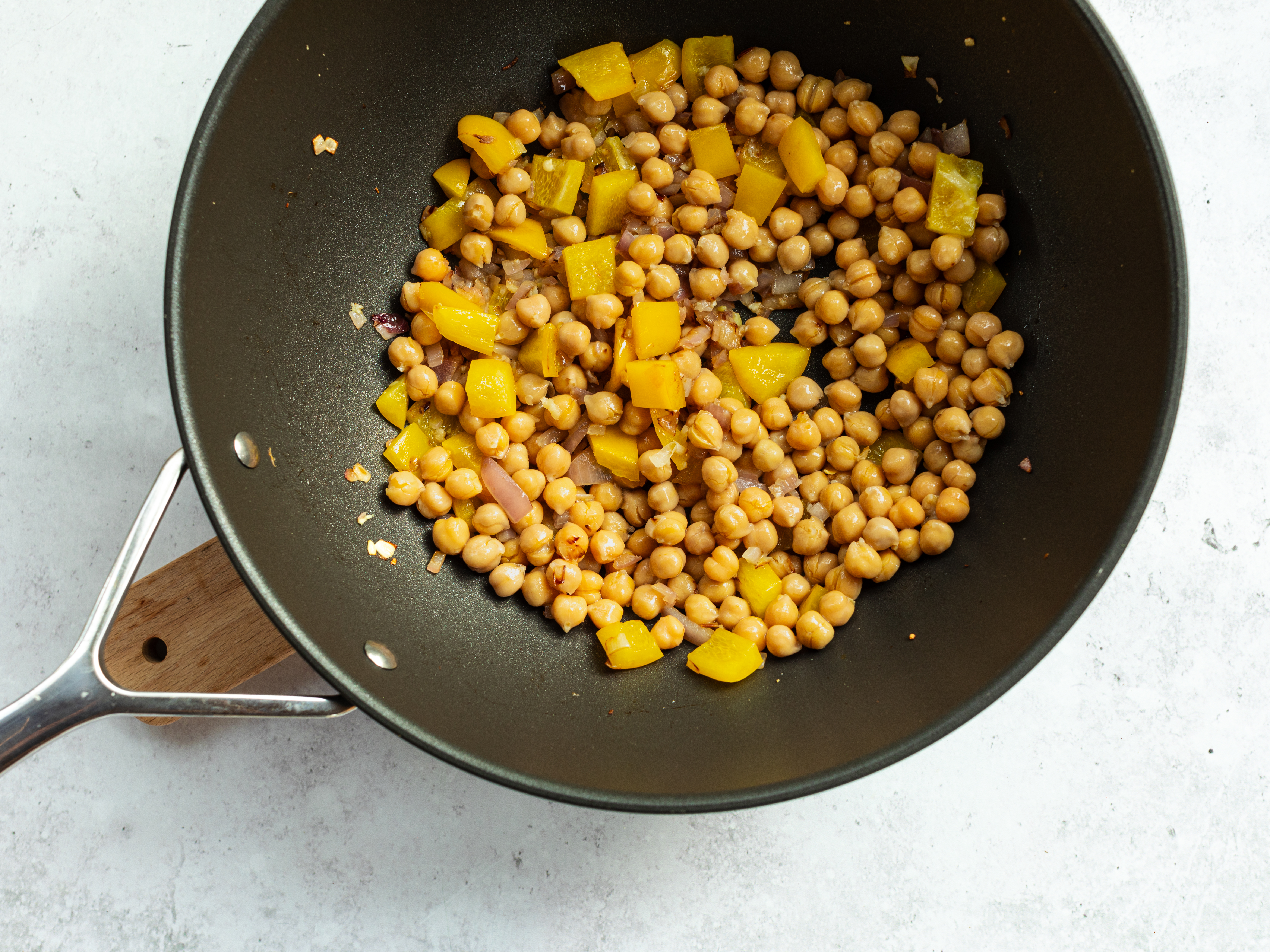 Schritt 2: Füllung für Gefüllte Süsskartoffeln mit Kichererbsen zubereiten 