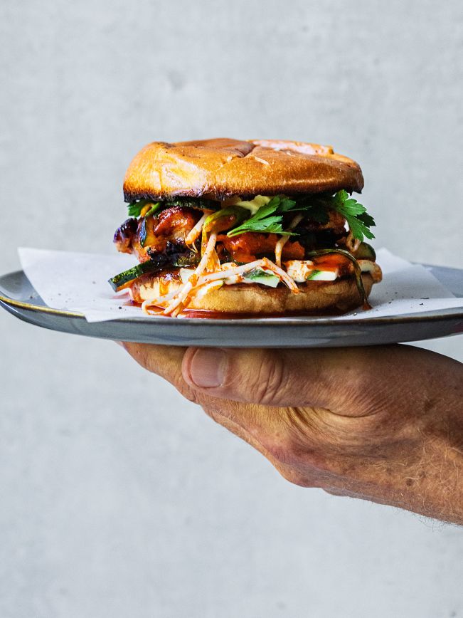 Gochujang Chicken-Burger mit spicy Slaw Rezept Gochujang Chicken-Burger mit spicy Slaw Rezept