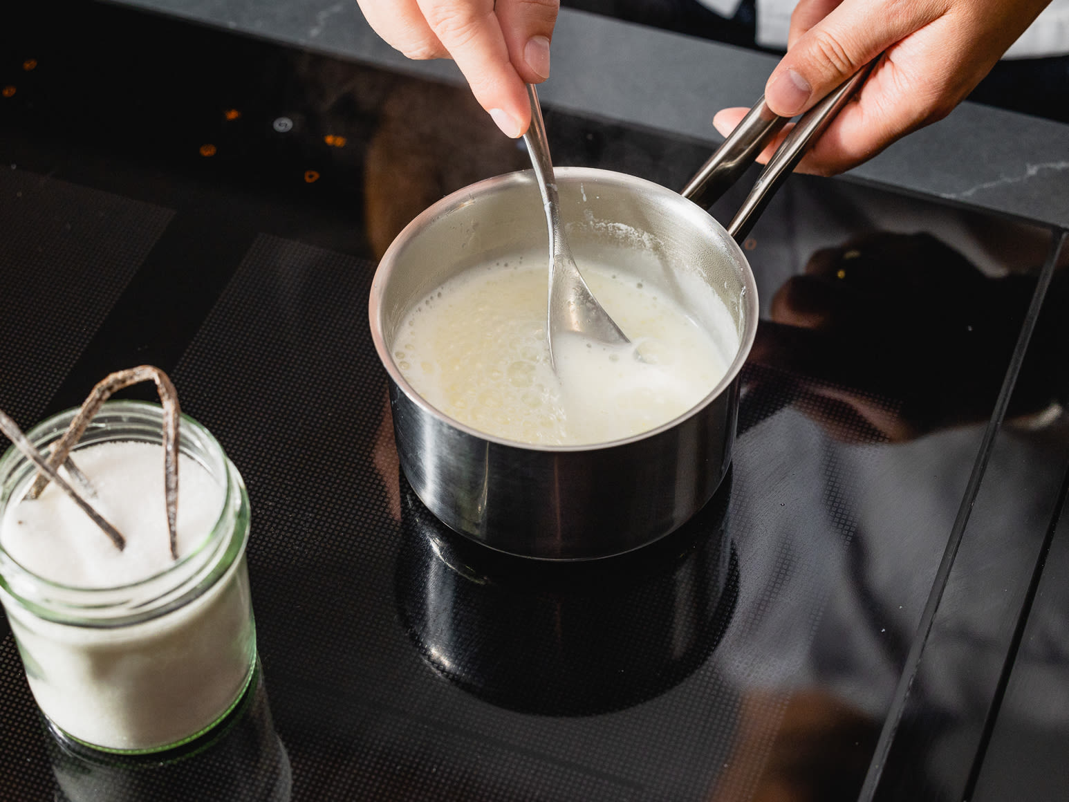 Schritt 1:  In der Zwischenzeit die Milch, den Zucker und den Vanillezucker in einem Topf für den Wiener Mohn-Zopf erhitzen.  